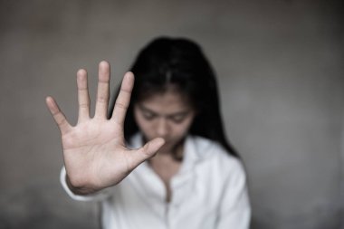 Kadın, kadınlara karşı caydırma, istismar, kampanya şiddeti durdurmak için elini kaldırdı. Cinsel taciz ve tecavüzü durdurun.. 