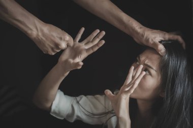 Kadınlar kendilerini cinsel istismardan korumak için ellerini kullanıyorlar. Tecavüz, cinsel istismar, insan ticareti, aile içi şiddet..