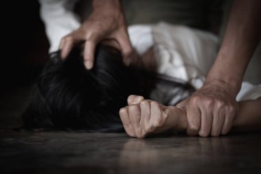 Tecavüz ve cinsel istismar konsepti için el ele tutuşan erkek eli, aile içi şiddet tecavüz, cinsel saldırı, kadına yönelik şiddeti durdurma, insan kaçakçılığı