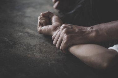 Tecavüz ve cinsel istismar konsepti için el ele tutuşan erkek eli, aile içi şiddet tecavüz, cinsel saldırı, kadına yönelik şiddeti durdurma, insan kaçakçılığı