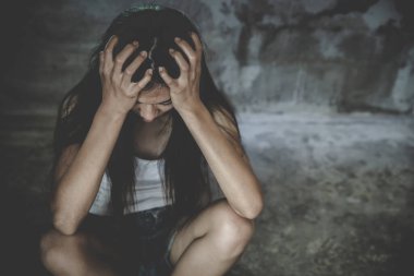 Yalnız ve ürkek Asyalı kadın, insan ticareti kavramı. Depresyon, uyuşturucu bağımlılığı belirtileri..