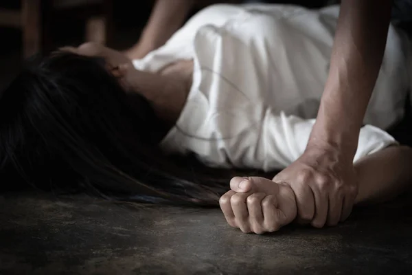 Närbild Män Som Håller Kvinnas Händer För Våldtäkt Och Sexuella — Stockfoto