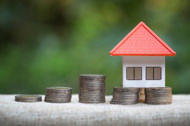  Bir ev almak için para biriktirme, emlak merdiveni, ipotek ve gayrimenkul yatırımı konsepti. Tasarruf ya da bir ev için yatırım, büyüyen iş