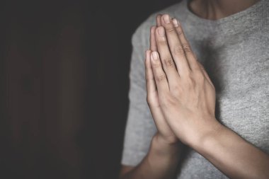 Saygı göster, kadın. Dine olan inancınla el ele dua et. Namaste veya Namaskar el hareketi, dua pozisyonu