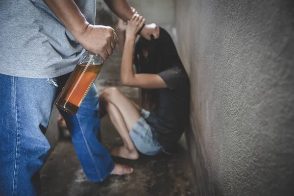 Borracho Agredió Una Mujer Sentada Cuarto Oscuro Mujer Víctima Violencia — Foto de Stock