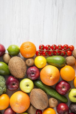 Farklı taze organik meyve ve sebze ile kompozisyon. Uzay kopyalayın. Üstten Görünüm. Düz yatıyordu.
