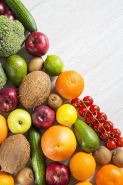 Farklı taze organik meyve ve sebze ile kompozisyon. Uzay kopyalayın. Üstten Görünüm. Düz yatıyordu.