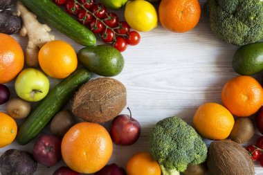 Farklı taze organik meyve ve sebze ile kompozisyon. Uzay kopyalayın. Üstten Görünüm. Düz yatıyordu.