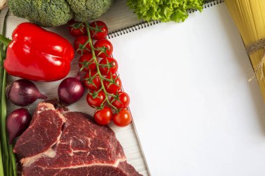 Biber, domates, İtalyan spagetti, sağlıklı gıda, üstten görünüm ile taze çiğ et dana biftek. Beyaz ahşap arka plan. Uzay kopyalayın. Düz yatıyordu