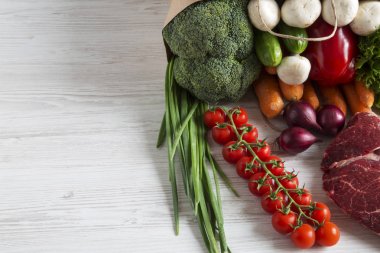 Farklı sebze ve meyve ahşap arka plan üzerinde kağıt torba. Sağlıklı gıda. Üstten Görünüm.