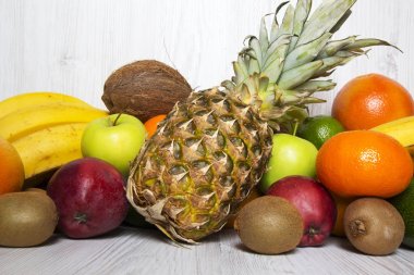 Beyaz ahşap zemin üzerinde farklı meyve. Portre.