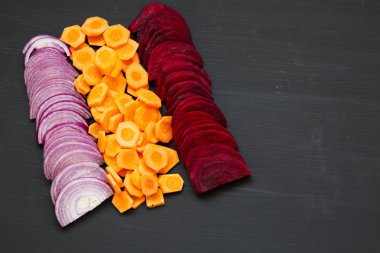 Koyu arka plan üzerine kıyılmış taze sebze. Üstten Görünüm. Yukarıdan. 