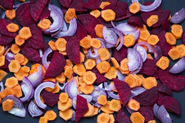 Koyu arka plan üzerine kıyılmış taze sebze. Üstten Görünüm. Yukarıdan. Düz yatıyordu.