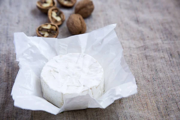 Kerek Camembert Sajt Vagy Brie Papírt Dió Zsákvászon Másolja Szöveget — Stock Fotó