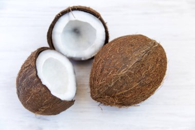 Yarısı Beyaz ahşap zemin üzerine Hindistan cevizi.