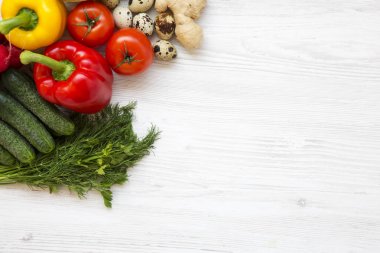 Çiğ gıda ile beyaz ahşap arka plan üzerinde ayarlayın. Sağlıklı gıda kavramı. Uzay kopyalayın. Düz yatıyordu. Üstten Görünüm. Yukarıdan.
