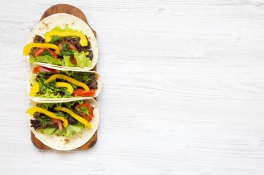 Domuz eti ve sebze ile tacos. Meksikalı mutfak. Beyaz ahşap arka plan. Görünümü, düz, ek yükü üst. Boşluk ve metin alanı Kopyala.