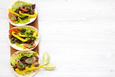 Sığır eti tako salatası ve biber ile. Üstten Görünüm. Yukarıda, ek yükü. Uzay kopyalayın. Düz yatıyordu. 