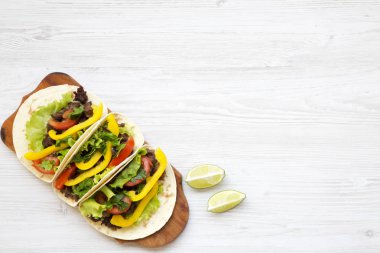 Sığır eti tako salatası ve biber ile. Üstten Görünüm. Yukarıda, ek yükü. Uzay kopyalayın. Düz yatıyordu. 