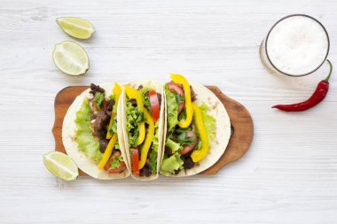 Sığır eti tako salatası, domates ve bira. Uzay kopyalayın. Yukarıdan.