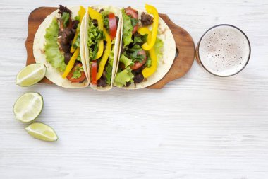 Sığır eti tako salatası, domates ve bira. Uzay kopyalayın. Yukarıdan.