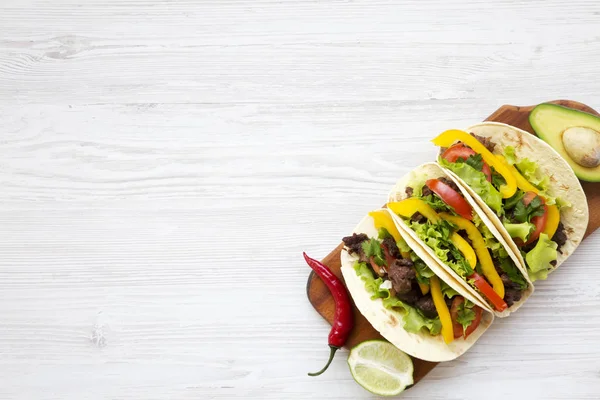 Marha taco saláta és a paradicsom. Másolja a hely. A fenti. — Stock Fotó