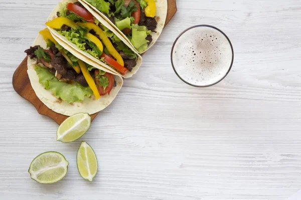 Marha taco saláta, paradicsom és a sör. Másolja a hely. A fenti. — Stock Fotó