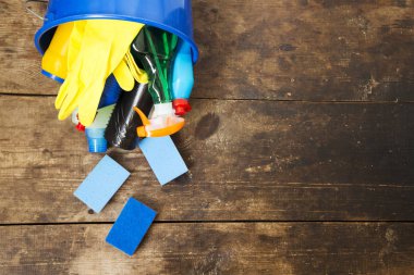 Temizleme ürünleri, ahşap arka plan üzerinde. Ev temizlik kavramı. Üstten Görünüm. Yukarıdan. Kopya alanı.