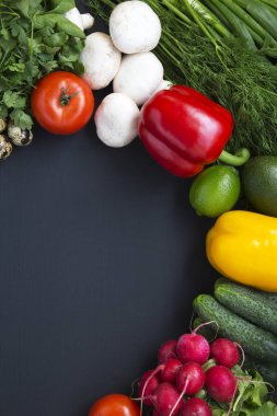 Farklı taze organik meyve ve sebze ile kompozisyon. Uzay kopyalayın. Üstten Görünüm. Düz yatıyordu.