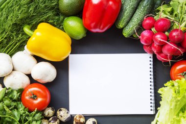 Kompozisyon farklı taze organik meyve ve sebze ve defter. Diyet planı. Uzay kopyalayın. Üstten Görünüm. Düz yatıyordu. 