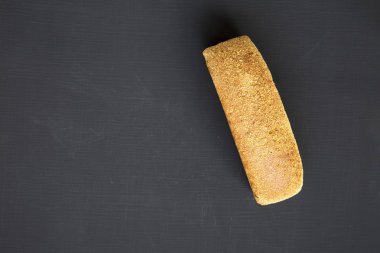 Ekmek koyu arka plan üzerinde. Yukarıdan. Üstten Görünüm.