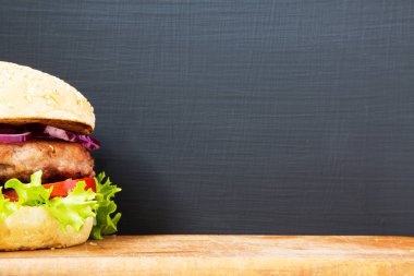 Taze ve lezzetli ev yapımı hamburger kopya alanı ile ahşap tahta üzerinde. Portre.