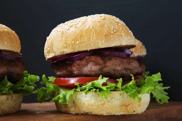 Taze ve lezzetli ev yapımı hamburger ahşap tahta üzerinde. Portre. — Stok fotoğraf