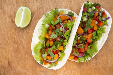 Meksika tacos ahşap arka plan üzerinde. Üstten Görünüm. Düz yatıyordu.