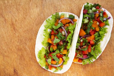 Sığır eti tako salatası ve biber ile. Üstten Görünüm. Yukarıda, ek yükü. Uzay kopyalayın. Düz yatıyordu. 