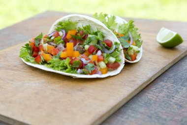 Meksika Caddesi domuz tacos ahşap rustik arka plan üzerinde. Tacos al papazı. Yan görünümü. Portre.