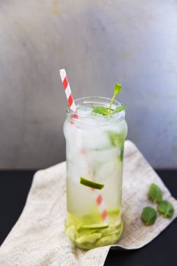 Mojito kireç, buz ve koyu arka plan üzerine nane kokteyli. Yan görünümü. Portre