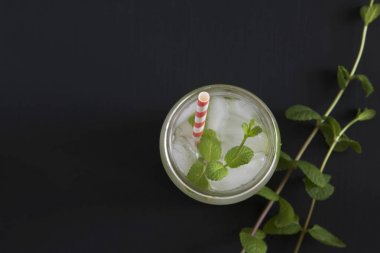 Mojito buz, kireç ve koyu arka plan üzerine nane kokteyli. Üstten Görünüm