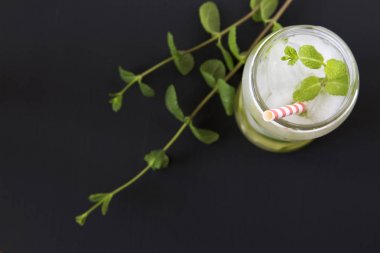 Mojito buz, kireç ve koyu arka plan üzerine nane kokteyli. Üstten Görünüm