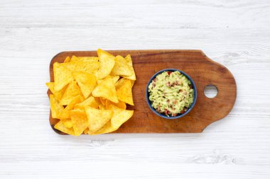 Meksika guacamole ve cips ahşap tahta üzerinde. Yukarıdan. Üstten Görünüm.