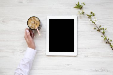 Tablet ve latte buz ile modern kadınsı çalışma alanı. Üstten Görünüm. Yukarıdan.