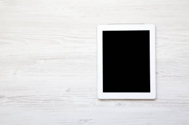 Bir beyaz tahta masada tablet. Üstten Görünüm. Uzay kopyalayın. Yukarıdan
