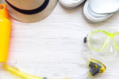 Yaz plaj aksesuarları Beyaz ahşap zemin üzerinde. Kopya alanı.
