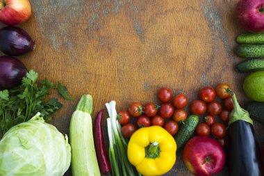 Ham meyve ve sebze ahşap arka plan üzerinde. Uzay kopyalayın. Üstten Görünüm. Düz yatıyordu.