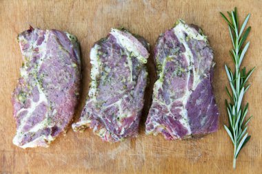 Çiğ biftek ahşap rustik gemide baharat ile. Yemek pişirmek için hazır. Üstten Görünüm.