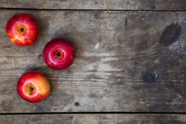 Olgun kırmızı elmalar koyu ahşap zemin üzerinde. Yukarıdan. Uzay kopyalayın. Üstten Görünüm