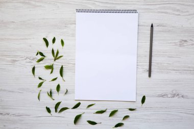 Defter ve kalem ile yaratıcı masaüstü. Üstten Görünüm.