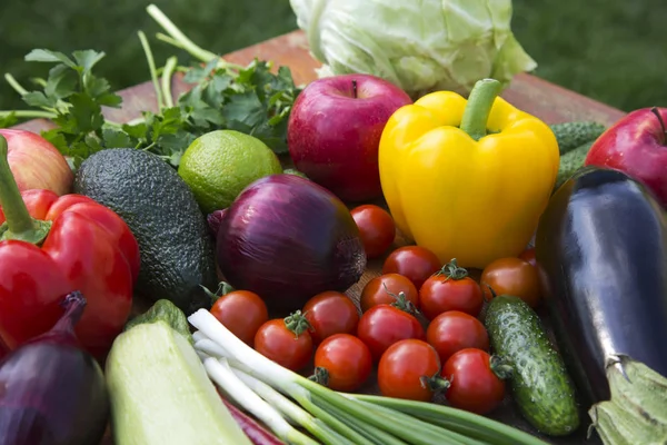 Conjunto de diferentes frutas y verduras crudas orgánicas en mesa de madera. Vista lateral. Primer plano. . —  Fotos de Stock