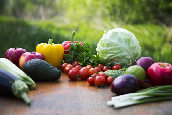 Arka plan bulanıklık ve organik sebze ve meyve rustik ahşap masa üzerinde ayarlayın. Yan görünüm.