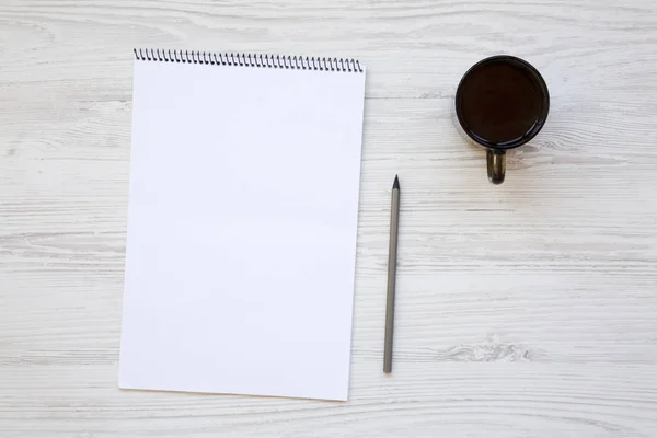 Ritmo de trabajo con una taza de café, cuaderno y lápiz. Vista superior . — Foto de Stock